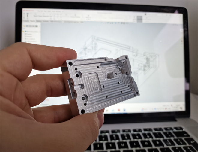 CNC-gefrästes Gehäusebauteil vor CAD-Modell